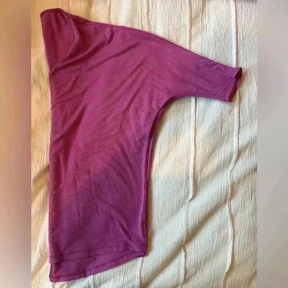 Tahari  T-Shirt. Size small. - Picture 2 of 4